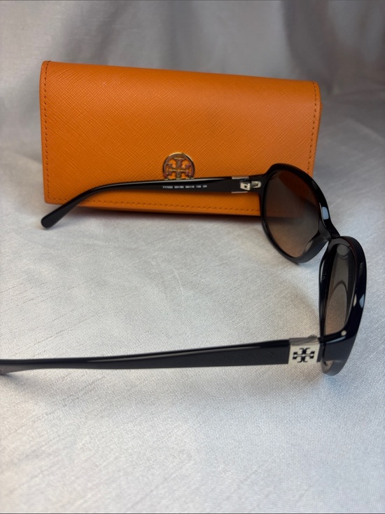 Tory Burch Black Sunglasses with Brown Gradient Lenses and Orange Logo Case main image 6